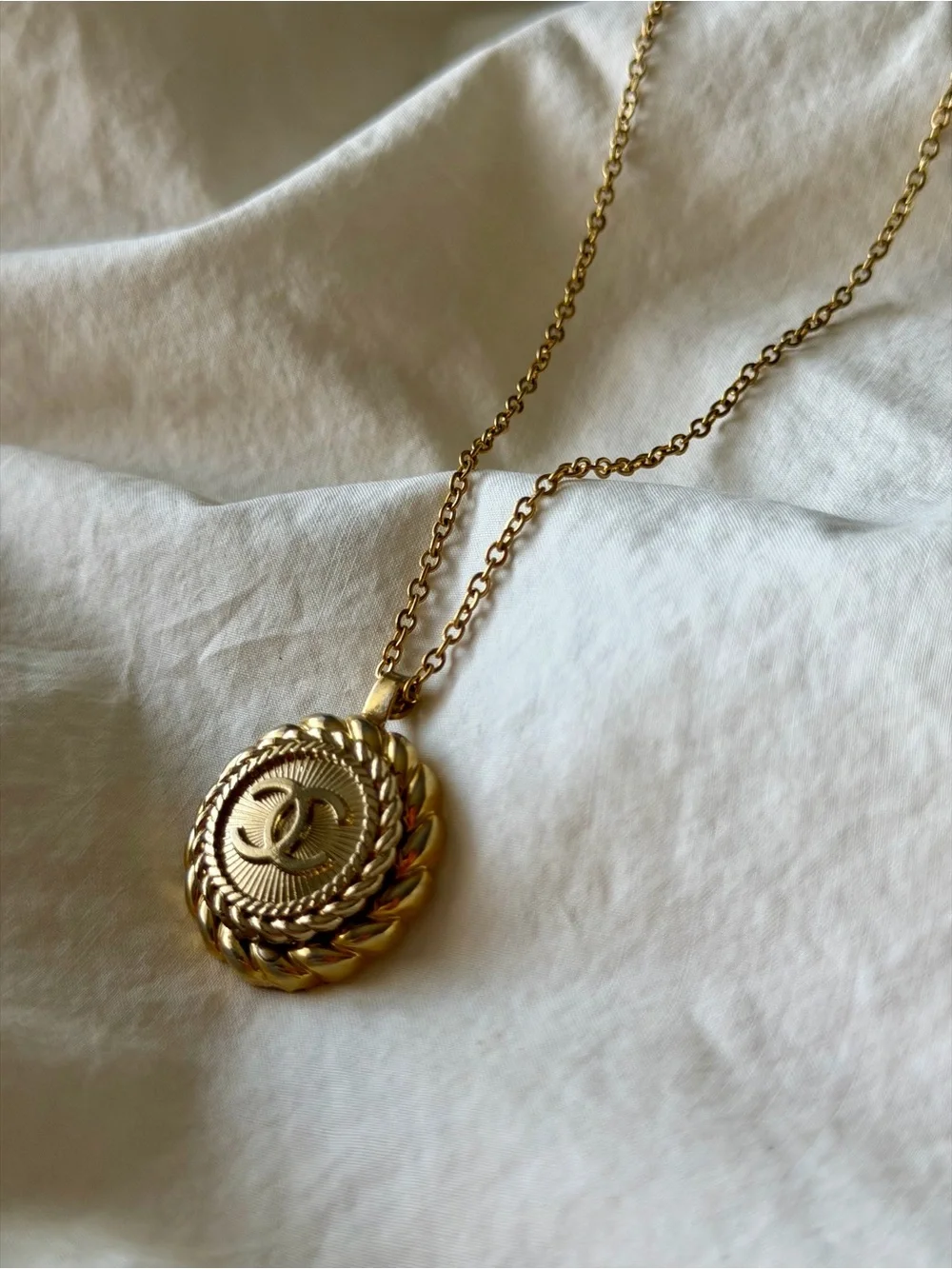 CHANEL Gold CC Rope-Edge Medallion Necklace